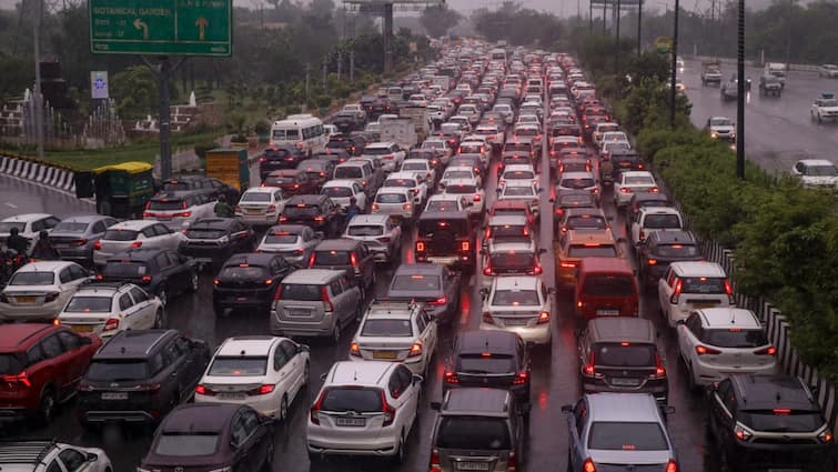 Noida Expressway Breakdown Challan Zone: Drivers Beware! Noida's New Rule Punishes Car Breakdowns—Are You Prepared?