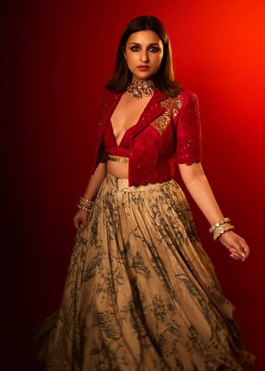 बता दें कि इससे पहले परिणीति का एथनिक लुक काफी चर्चा में रहा था. वो अपने कजिन सिद्धार्थ चोपड़ा की शादी में नजर आई थीं.