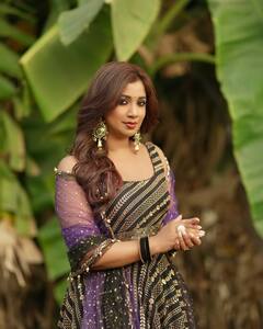 आवाजाने लाखो हृदयांवर राज्य करणाऱ्या बॉलिवूड गायिका श्रेया घोषालचा मनमोहक लूक; पाहा फोटो!