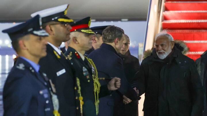 பிரான்ஸ் சுற்றுப்பயணத்தை முடித்து,  அமெரிக்காவின் வாஷிங்டன் டிசியை பிரதமர்  நரேந்திர மோடி சென்றடைந்தார். அமெரிக்க வாழ் இந்தியர்கள், அமெரிக்க வெள்ளை மாளிகை அதிகார்கள் ஆகியோர் நரேந்திர மோடிக்கு உற்சாக வரவேற்கு அளிக்கப்பட்டது.