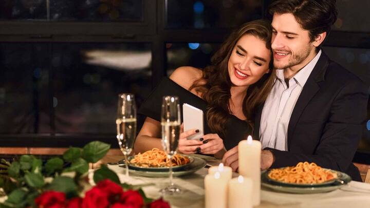 इस दिन कई लोग कहीं किसी कैफे में जाते हैं. तो कोई प्रेमी जोड़ा अपने घर पर रहकर वक्त बिताता है. तो कई ऐसे भी होते हैं. जो पार्क में बैठते हैं. लेकिन कई बार देखा गया है कि पार्क में जाने को लेकर कपल हिचकिचाते हैं.