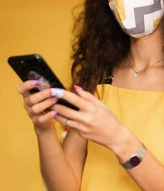 ਡਿਜੀਟਲ ਤਣਾਅ ਦਾ ਸਿੱਧਾ ਸਬੰਧ ਸਾਡੇ ਦਿਲ ਦੀ ਸਿਹਤ ਨਾਲ ਹੈ। ਤਣਾਅ ਕਾਰਨ ਸਰੀਰ ਵਿੱਚ ਕਈ ਹਾਰਮੋਨਲ ਅਤੇ ਸਰੀਰਕ ਬਦਲਾਅ ਆਉਂਦੇ ਹਨ, ਜੋ ਦਿਲ ਲਈ ਨੁਕਸਾਨਦੇਹ ਹੋ ਸਕਦੇ ਹਨ। ਤਣਾਅ ਕਾਰਨ ਸਰੀਰ ਵਿੱਚ ਕੋਰਟੀਸੋਲ ਅਤੇ ਐਡਰੇਨਾਲੀਨ ਵਰਗੇ ਹਾਰਮੋਨਸ ਦਾ ਪੱਧਰ ਵੱਧ ਜਾਂਦਾ ਹੈ। ਇਸ ਨਾਲ ਬਲੱਡ ਪ੍ਰੈਸ਼ਰ ਵਧਦਾ ਹੈ, ਜੋ ਦਿਲ ਲਈ ਖਤਰਨਾਕ ਹੋ ਸਕਦਾ ਹੈ। ਲੰਬੇ ਸਮੇਂ ਤੱਕ ਹਾਈ ਬਲੱਡ ਪ੍ਰੈਸ਼ਰ ਦਿਲ ਦੇ ਰੋਗ ਅਤੇ ਸਟ੍ਰੋਕ ਦੇ ਜੋਖਮ ਨੂੰ ਵਧਾਉਂਦਾ ਹੈ।