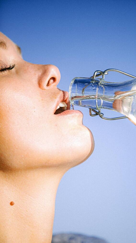 রাতে আচমকা ঘুম ভেঙে যায়, তেষ্টায় ফাটে গলা, কোন রোগ থাকলে এগুলি হয়?