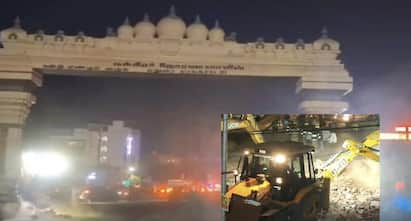 Madurai mattuthavani arch while demolishing one person died tnn மதுரை மாட்டுத்தாவணி தோரணவாயில் இடிக்கும் பணி.. பொக்லைன் ஆப்ரேட்டர்  உயிரிழந்த சோகம் !