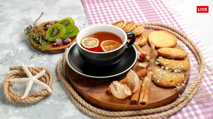 भारत में आप जब भी किसी के घर जाते हैं, तो वो इंसान सबसे पहले पानी और फिर चाय पूछता है. इतना ही नहीं चाय के साथ बिस्किट और नमकीन भी सर्व किया जाता है. लेकिन इस देश में कुछ और मिलता है.