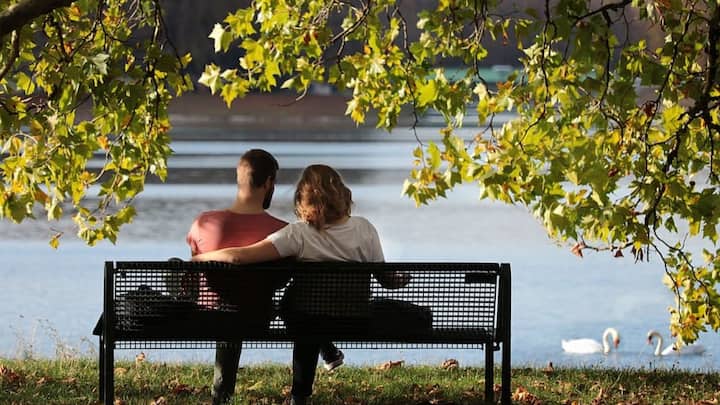 क्योंकि कई कपल्स को लगता है कि पार्क में बैठने पर लोग उन्हें परेशान करेंगे. और वहां से जाने के लिए मजबूर करते हैं. लेकिन क्या बाकी वैलेंटाइन डे के दिन पार्क में नहीं बैठ सकते केवल. चलिए आपको बताते हैं. क्या है कपल के अधिकार.