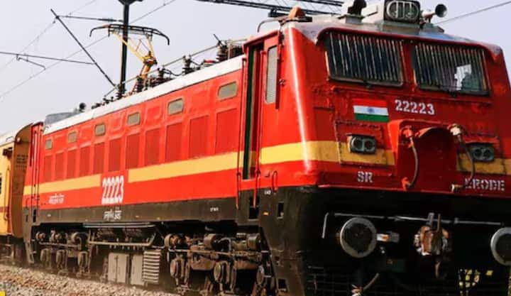 रेल्वेने गट डी च्या 32,438 पदांसाठी भरतीसाठी अर्ज मागवले आहेत, ज्याची अंतिम तारीख 22 फेब्रुवारी 2025 आहे.