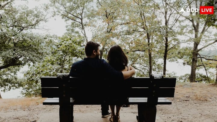 Rights On Valentine Day: वैलेंटाइन डे के दिन अगर कोई कपल पार्क में बैठना चाह रहा .है तो क्या उसे वहां से कोई हटा सकता है. जान लीजिए क्या होते हैं. पार्क में बैठने को लेकर अधिकार.