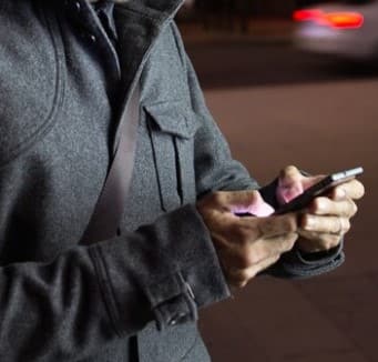 ਸਮੇਂ-ਸਮੇਂ 'ਤੇ ਆਪਣੇ ਆਪ ਨੂੰ ਡਿਜੀਟਲ ਡਿਵਾਈਸਾਂ ਤੋਂ ਦੂਰ ਰੱਖੋ ਅਤੇ ਆਪਣੇ ਮਨ ਨੂੰ ਸ਼ਾਂਤ ਕਰਨ ਲਈ ਸਮਾਂ ਲਓ। ਸੋਸ਼ਲ ਮੀਡੀਆ 'ਤੇ ਬਿਤਾਏ ਸਮੇਂ ਨੂੰ ਸੀਮਤ ਕਰੋ ਅਤੇ ਸਕਾਰਾਤਮਕ ਚੀਜ਼ਾਂ 'ਤੇ ਧਿਆਨ ਕੇਂਦਰਿਤ ਕਰੋ। ਰੋਜ਼ਾਨਾ 7-8 ਘੰਟੇ ਦੀ ਡੂੰਘੀ ਨੀਂਦ ਲੈਣਾ ਜ਼ਰੂਰੀ ਹੈ। ਇਸ ਤੋਂ ਇਲਾਵਾ ਚੰਗੀ ਖੁਰਾਕ ਦਾ ਸੇਵਨ ਸਿਹਤਮੰਦ ਸਰੀਰ ਲਈ ਜ਼ਰੂਰੀ ਹੈ।