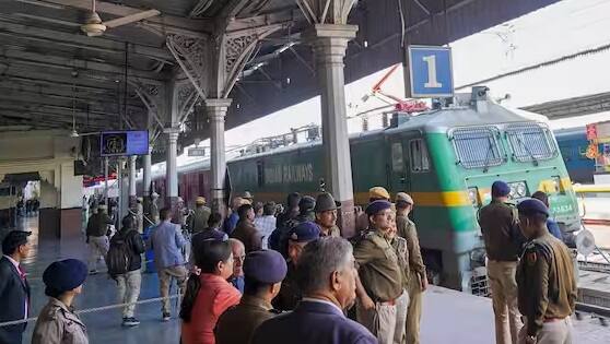 માહિતી અનુસાર, રેલવે એક દિવસમાં લગભગ 13 હજાર ટ્રેનોનું સંચાલન કરે છે. દરરોજ લાખો મુસાફરો આ ટ્રેનો દ્વારા પોતાની મુસાફરી પૂર્ણ કરે છે.