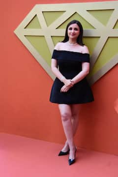 शॉर्ट ऑफ शोल्डर ड्रेस में Parineeti Chopra का सिजलिंग लुक, आज से पहले नहीं देखा होगा ऐसा अवतार