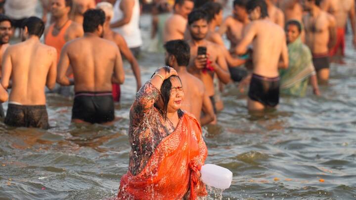 உத்தரபிரதேச மாநிலம் பிரயாக்ராஜில் 12 ஆண்டுகளுக்கு ஒருமுறை , மகா கும்பமேளா பிரமாண்டமாக நடைபெறுவது வழக்கம். இந்த ஆன்மீக கொண்டாட்ட நிகழ்வில் துறவிகள், ஆண்கள் , பெண்கள், குழந்தைகள், பண்டிதர்கள் மற்றும் பலர் குவிகின்றனர். கடந்த ஜனவரி 13 ஆம் தேதி,  பிரயாக்ராஜில் தொடங்கிய மகா கும்பமேளா, பிப்ரவரி 26 புதன்கிழமை வரை தொடர்ந்து நடைபெறும்.