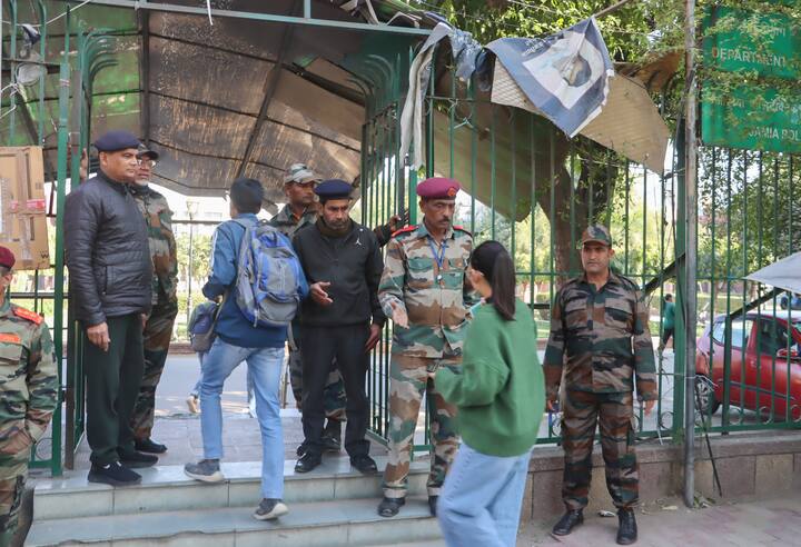 एक छात्रा, जो तीन साल से जामिया में पढ़ रही हैं, ने कहा,