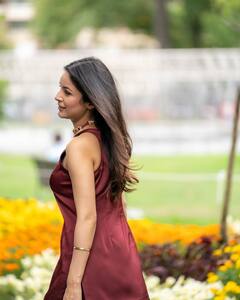 Shehnaaz Gill Pics: मेलबर्न की सड़कों पर शहनाज गिल ने फ्लॉन्ट किया देसी अवतार, मैरून सूट में इठलाते हुए दिए पोज