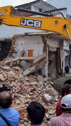 बिल्डिंग गिराने पहुंची JCB हुई दुर्घटना का शिकार | ABP SHORTS