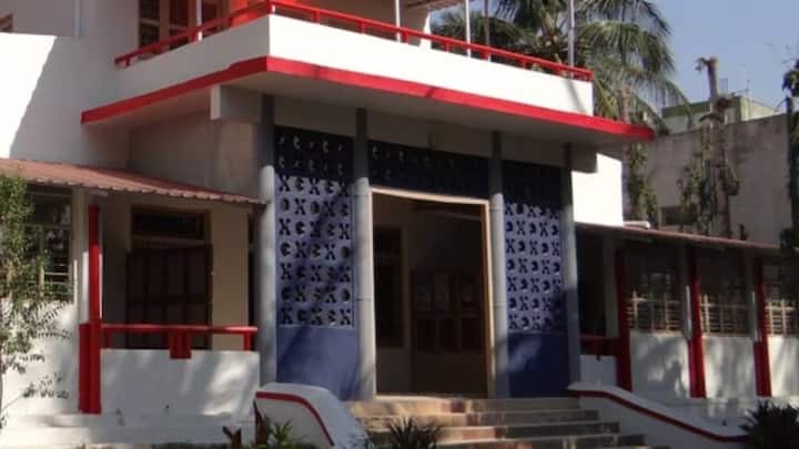 वहीं मध्यम आय वर्ग-II (MIG-II) की बात की जाए तो इसमें सालाना इनकम 12 लाख रुपये से लेकर 18 लाख रुपये तक ही होनी जरूरी है. बता दें इसके अलावा परिवार के किसी भी सदस्य के नाम पर भारत में कहीं पक्का मकान नहीं होना चाहिए. तो पहले किसी सरकारी हाउसिंग स्कीम का लाभ नहीं लिया होना चाहिए.