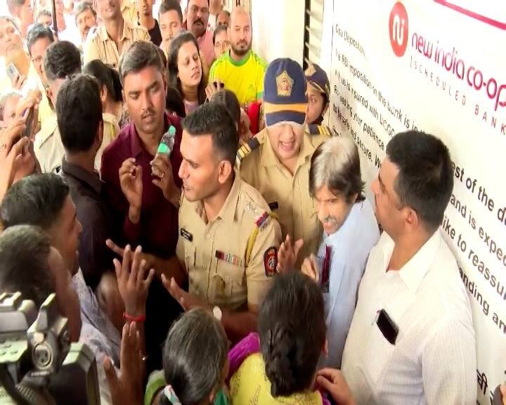 निर्बंधाची माहिती मिळताच लोक अंधेरीतील न्यू इंडिया को ऑपरेटिव्ह बँकेच्या शाखेबाहेर मोठी गर्दी केली आहे. सुरक्षेच्या कारणामुळं या ठिकाणी पोलीस बंदोबस्त वाढवण्यात आला आहे.