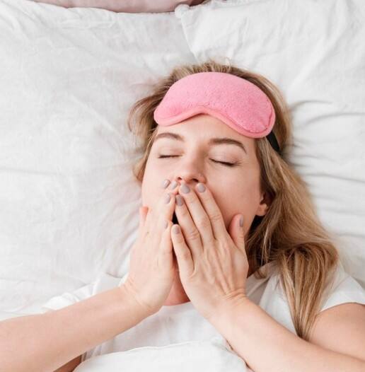 ਲੌਂਗਾਂ ਦੀ ਤਾਸੀਰ ਗਰਮ ਹੁੰਦੀ ਹੈ, ਇਸ ਲਈ ਸਰਦੀ-ਜ਼ੁਕਾਮ 'ਚ ਵੀ ਇਹ ਬਹੁਤ ਹੀ ਲਾਭਦਾਇਕ ਸਿੱਧ ਹੁੰਦਾ ਹੈ। ਰਾਤ ਨੂੰ ਸੌਣ ਤੋਂ ਪਹਿਲਾਂ ਦੋ ਲੌਂਗ ਖਾਣੇ ਚਾਹੀਦੇ ਹਨ। ਅਜਿਹਾ ਕਰਨ ਨਾਲ ਢਿੱਡ 'ਚ ਦਰਦ, ਸਿਰ ਦਰਦ, ਗਲੇ ਦਾ ਦਰਦ ਜਾਂ ਫਿਰ ਸਰੀਰ ਦੇ ਕਿਸੇ ਵੀ ਹਿੱਸੇ ਦਾ ਦਰਦ ਕੁਝ ਹੀ ਦਿਨਾਂ 'ਚ ਗਾਇਬ ਹੋ ਜਾਵੇਗਾ।