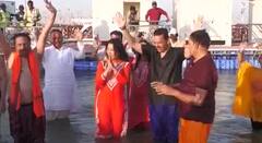 Devendra Fadnavis: मुख्यमंत्री देवेंद्र फडणवीसांची महाकुंभमेळ्याला हजेरी; सहकुटुंब केलं गंगेत पवित्र स्नान