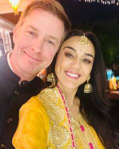 इन सेलेब्स ने पेरेंट्स बनने के लिए लिया सरोगेसी का सहारा, लिस्ट में ये बड़े स्टार्स भी हैं शामिल