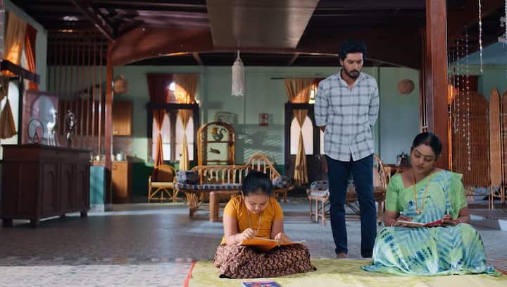 ఇదంతా వెనకనుంచి చూసిన కార్తీక్ ఏమి చేస్తుంది మీ మమ్మీ అని అడుగుతాడు. నేను అడిగితే చెప్పట్లేదు అంటే.. శౌర్యని లోపలికి వెళ్లిపోమని చెప్తాడు కార్తీక్.(Image Credit: Disney Plus Hotstar/ Star Maa)