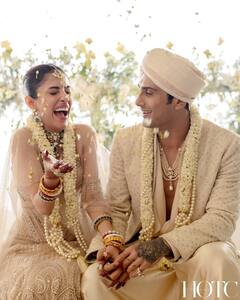 Prateik Babbar Wedding: शादी के बंधन में बंधे प्रतीक बब्बर, मंडप में हुए इमोशनल, फिर लिपलॉक कर दुल्हन पर लुटाया प्यार