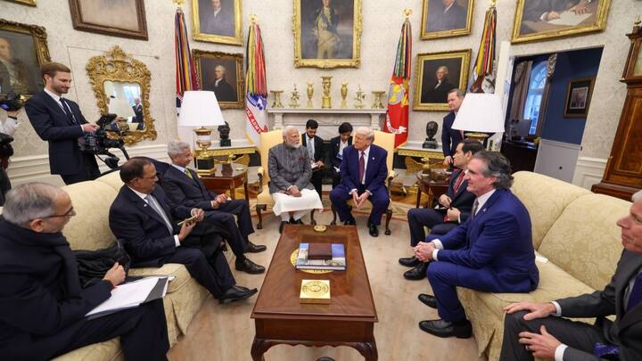 व्हाइट हाउस में डोनाल्ड ट्रंप से मुलाकात करते हुए पीएम मोदी ने अमेरिकी राष्ट्रपति से कहा कि उन्हें दूसरे कार्यकाल के लिए वापस देखकर खुशी हुई है. उन्होंने यह भी विश्वास जताया कि दोनों देश समान बंधन, विश्वास और उत्साह के साथ भारत-अमेरिका रणनीतिक साझेदारी को आगे बढ़ाते रहेंगे.