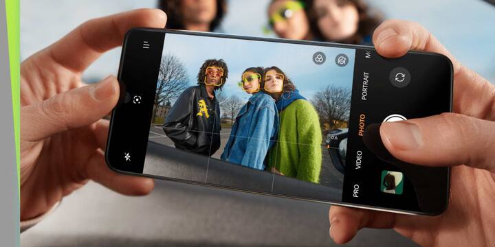 लेकिन OneCard क्रेडिट कार्ड से पेमेंट करने पर 2,000 रुपये का अतिरिक्त डिस्काउंट मिलेगा जिसके बाद फोन की कीमत 19.499 रुपये हो जाती है. बता दें कि इस फोन को अप्रैल 2024 में 24,999 रुपये में लॉन्च किया गया था जो अब 4500 रुपये सस्ता बाजार में उपलब्ध है.