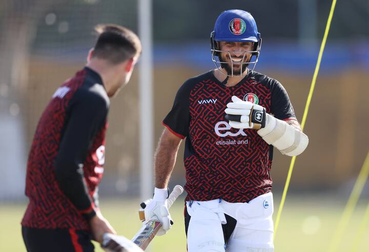 टीमें धीरे-धीरे पाकिस्तान पहुंच रही हैं. अफगानिस्तान टीम ने पाकिस्तान पहुंचकर अभ्यास भी शुरू कर दिया है. अब सामने आई एक खूबसूरत तस्वीर में अफगानिस्तान और पाकिस्तान के खिलाड़ी एक साथ नमाज पढ़ते हुए नजर आए.