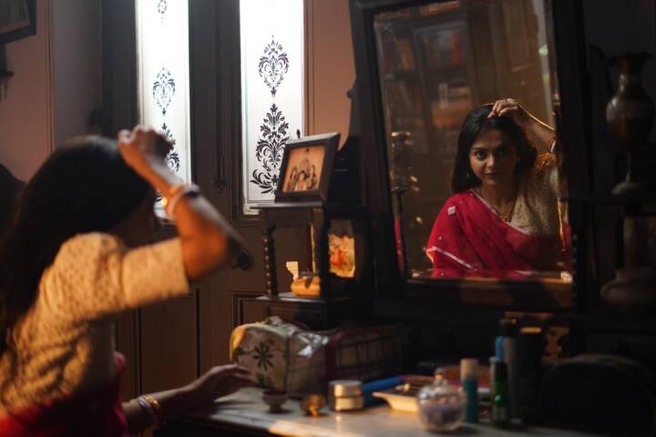 পরিবারের একেবারে গভীরে থাকা কিছু কিছু বিশ্বাস, আচার আচরণ মানতে অস্বীকার করে রাজনন্দিনী। তার মনে প্রশ্ন জাগে, কেন এই বাড়িতে এমন অদ্ভূত সব সমস্ত নিয়ম।