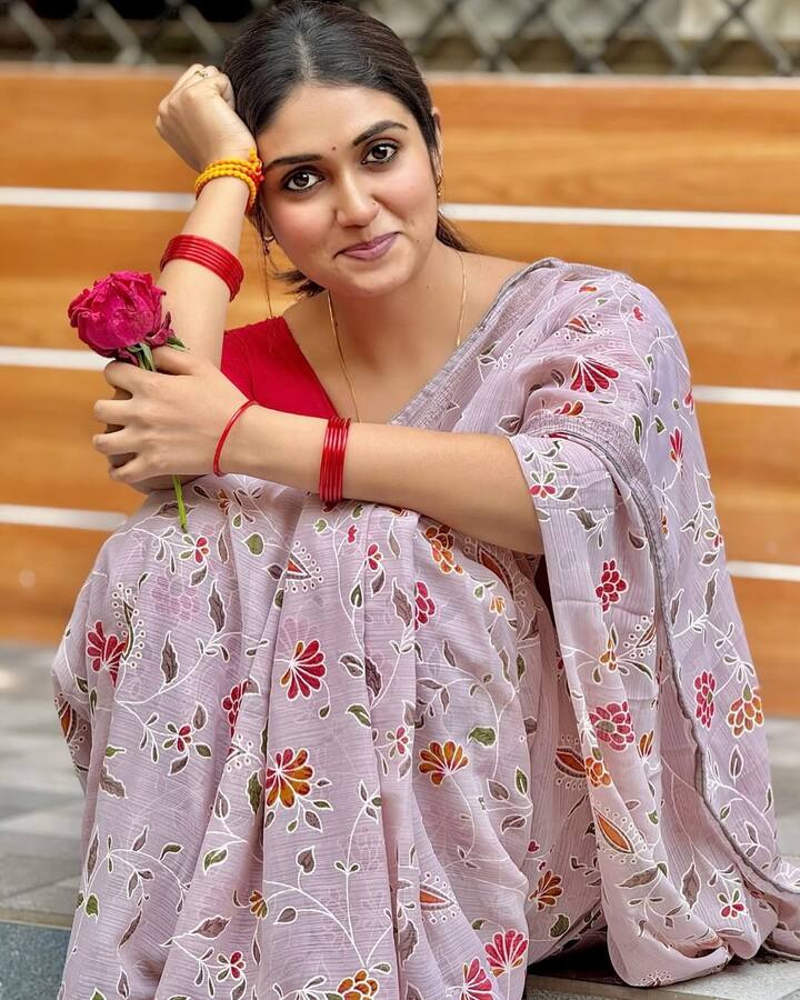 गेल्या काही दिवसांपासून अभिनेत्री रिंकू राजगुरू चर्चेत आहे. तिचे यूट्यूबर कृष्णराज महाडिक यांच्यासोबतचा देवदर्शनाचा फोटो समोर आल्यानंतर वेगवेगळ्या चर्चा चालू होत्या.