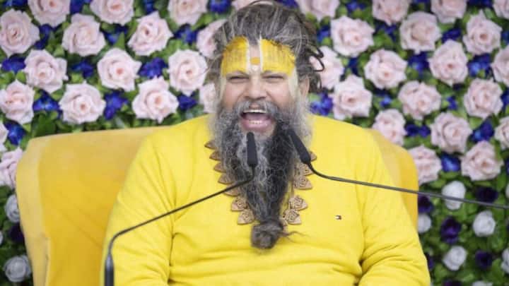 जर तुम्हाला तुमची पापे मिटवायची असतील तर तुम्हाला नक्कीच देवाचा आश्रय घ्यावा लागेल. यासाठी तुमच्या आवडत्या देवतेच्या नावाचा जप करत राहा. असे केल्याने तुमच्या पापांचा नाश होतो. पण चुकूनही पाप करू नये हे नेहमी लक्षात ठेवा.