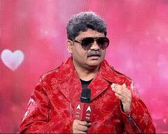 'जयश्री आय लव्ह यू....'  अंगावर लाल कोट, काळा गॉगल अन् गुडघ्यावर बसून दिला गुलाब; गुणरत्न सदावर्तेंचं जयश्री पाटलांना फिल्मी स्टाईल प्रपोज!