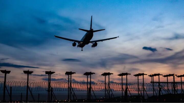 सपाट नकाशाप्रमाणे सरळ रेषेत उड्डाण करण्याऐवजी, विमाने वक्र मार्गांवरून उडतात, जे त्रिमितीय वास्तवात सर्वात लहान मार्ग आहेत.