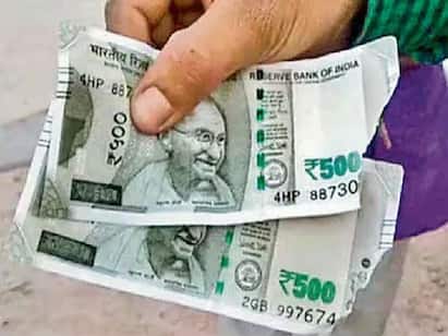 RBI: সিকিউরিটি সাইন ঠিক আছে কিনা তা যাচাই করার পরেই এই বদল সম্ভব। তবে, যদি নোটটি খুব খারাপ অবস্থায় থাকে বা আপনি তা টেপ বা আঠা দিয়ে আটকে থাকেন তাহলে আর এই নোট বদল হবে না।