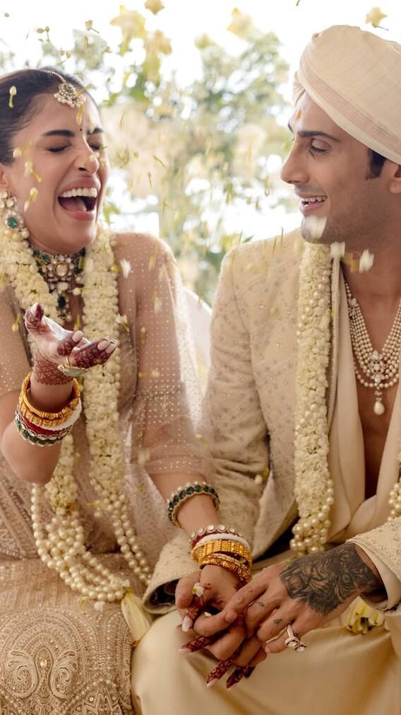 लिपलॉक करते हुए तस्वीरें शेयर की प्रतीक ने, जाहिर की शादी की खुशी