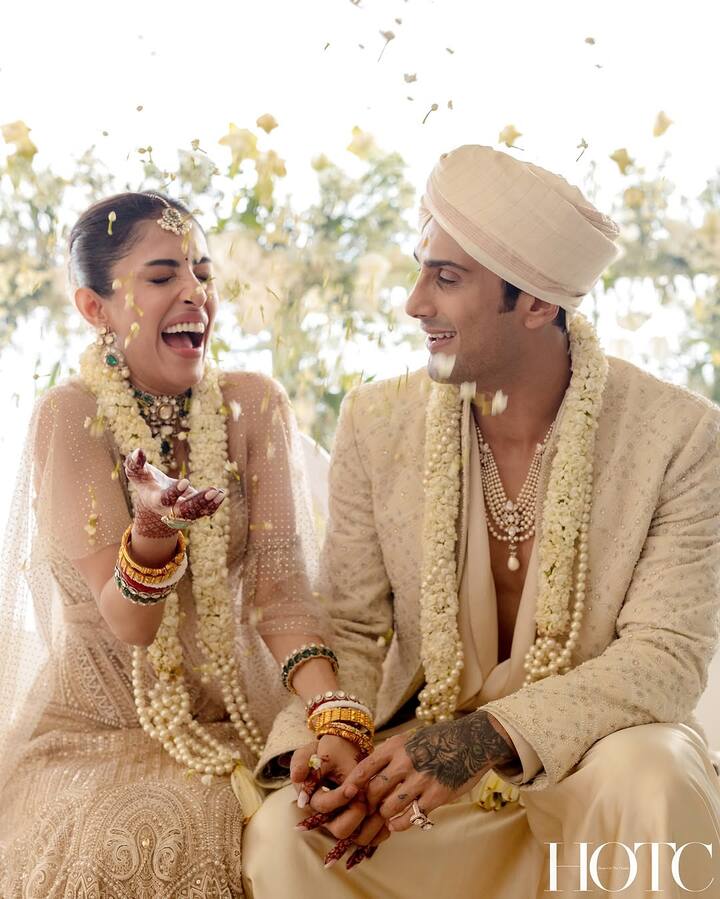 બોલિવૂડ એક્ટર પ્રતિક બબ્બરે આજે વેલેન્ટાઈન ડે એટલે કે 14મી ફેબ્રુઆરીના દિવસે ગર્લફ્રેન્ડ પ્રિયા બેનર્જી સાથે સાત ફેરા લીધા છે. લગ્નમાં આ કપલ રોયલ લુકમાં જોવા મળ્યું હતું. તસવીરોમાં જુઓ કપલનો શાનદાર અંદાજ.