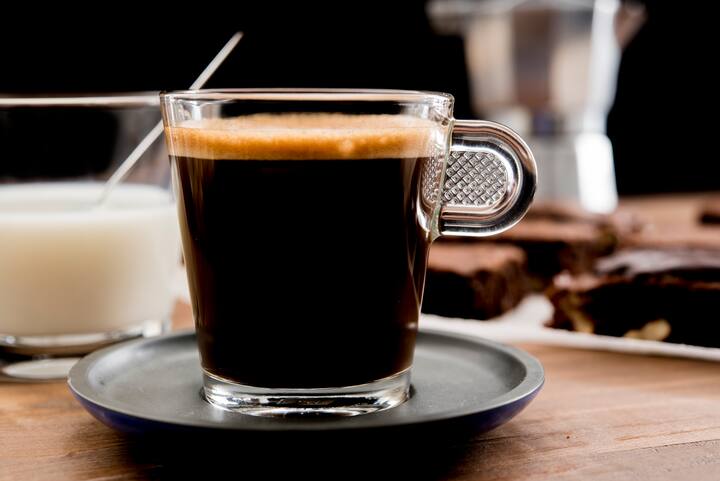 జాన్స్ హాప్కిన్ నివేదిక ప్రకారం.. రోజుకు రెండు కప్పుల బ్లాక్ కాఫీ తాగడం వల్ల కాలేయ వ్యాధుల ప్రమాదం తగ్గుతుందట. అంతేకాకుండా మెదడుకు సంబంధించిన అనేక వ్యాధులు తగ్గుతాయట. (Image Source : Freepik)