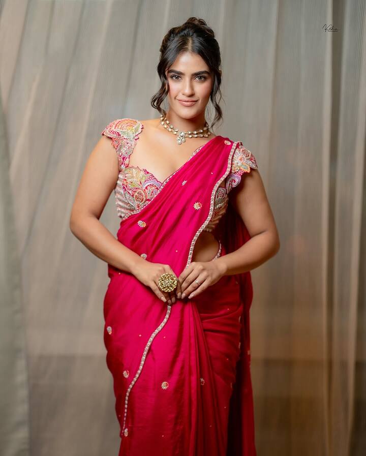 તે સાડીમાં હંમેશાની જેમ ખૂબ જ સુંદર લાગી રહી છે.