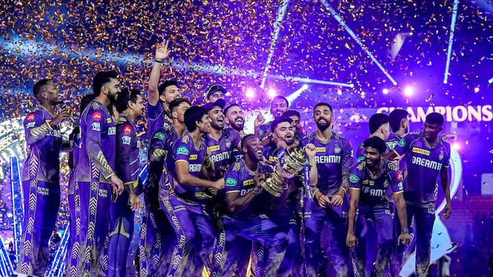 এতদিন যাঁরা কর্মস্থন থেকে যাতায়াতের পথে বিনামূল্যে আইপিএল দেখতেন মোবাইল ফোনে, তাঁদের জন্য এবার খারাপ খবর। খসবে গ্যাঁটের কড়ি। ছবি - পিটিআই