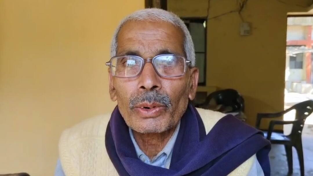 Aligarh Officials Stop Elderly Person Old Age Pension 8 months by Declaring Dead ann लापरवाही! जिंदा बुजुर्ग को किया मृत घोषित, अब पेंशन के लिए लगा रहा अधिकारियों के चक्कर