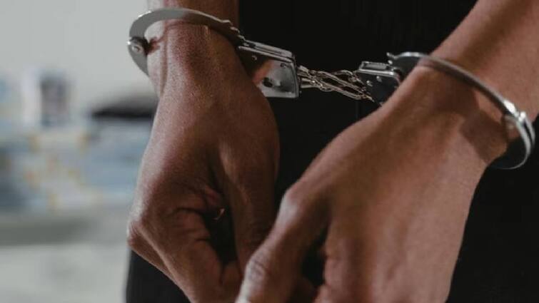 Bengaluru man arrested for forcing wife to consume glue in alleged murder attempt எப்போதும் போன் பேசுவியா? – மனைவியின் வாயை பசை போட்டு ஒட்டி கொல்ல முயன்ற கணவர்! அதிர்ச்சி