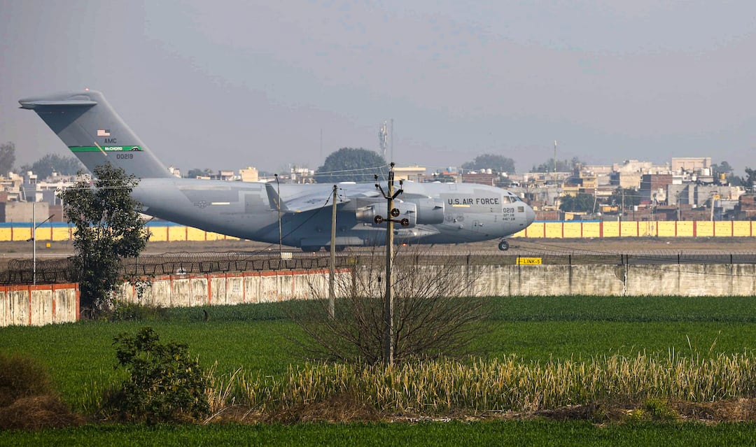 અમેરિકાથી ડિપોર્ટ કરાયેલા ભારતીયોની ત્રીજી ફ્લાઇટ પહોંચી, જાણો ગુજરાતીઓના નામ US Plane With 3rd Batch Of Illegal Indian Immigrants Lands In Amritsar અમેરિકાથી ડિપોર્ટ કરાયેલા ભારતીયોની ત્રીજી ફ્લાઇટ પહોંચી, જાણો ગુજરાતીઓના નામ