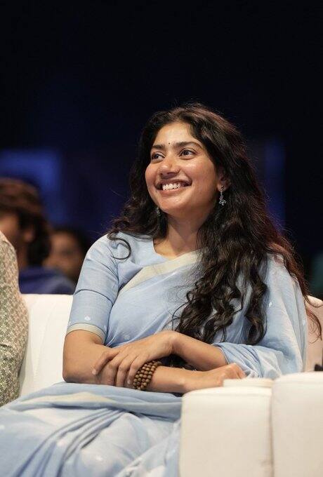 சிவகார்த்திகேயனுக்கு சினிமா வாழ்க்கையில் திருப்பு முனையை ஏற்படுத்திய படம் என்றால் அது கண்டிப்பாக அமரனாகத்தான் இருக்க முடியும். காமெடி ஹீரோவாக நடித்துக் கொண்டிருந்த சிவகார்த்திகேயனை மாஸ் ஹீரோவாக காட்டியது அமரன் படம் தான்.