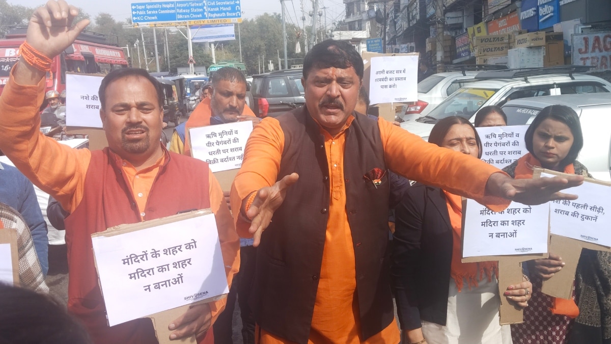 ‘मंदिरों और पैगंबरों की धरती है जम्मू-कश्मीर’, शराब बंदी की मांग को लेकर प्रदर्शन, हंगामेदार होगा विधानसभा सत्र