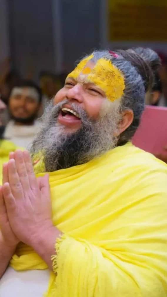 प्रेमानंद महाराज किस कार से सफर करते हैं?