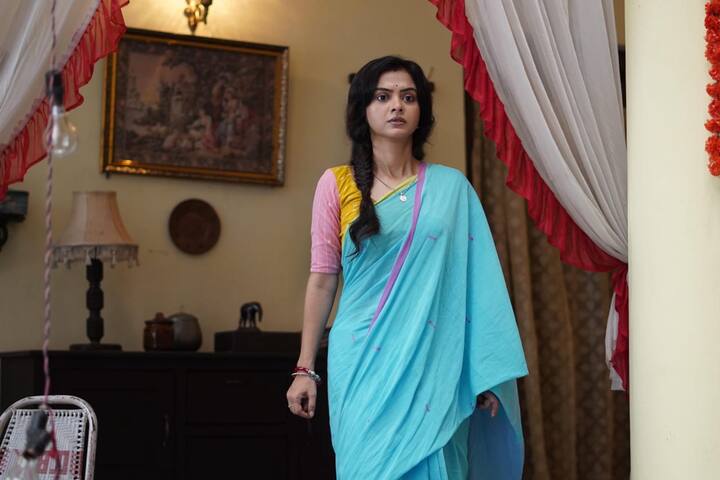 'হইচই' (Hoichoi) ওয়েব প্ল্যাটফর্মে মুক্তি পেল নতুন ওয়েব সিরিজ 'বিষহরি'। সিরিজের মুখ্যভূমিকায় অভিনয় করছেন শোলাঙ্কি রায় (Solanki Roy)।