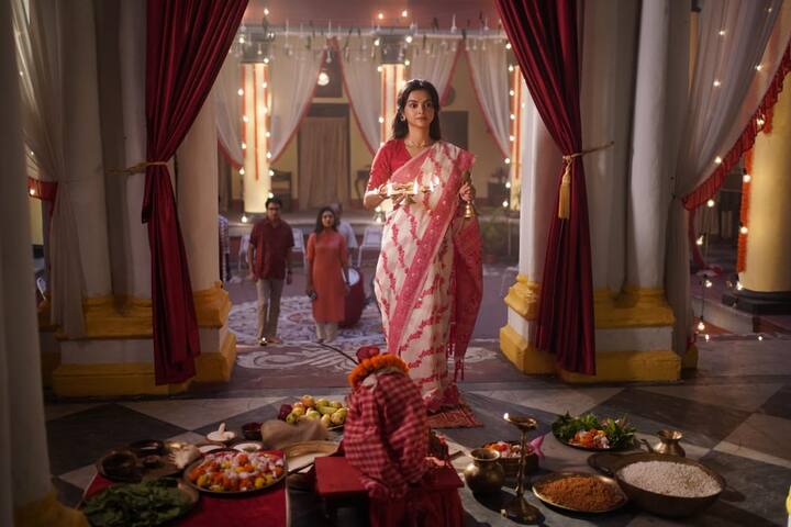 যতই সে এই সমস্ত নিয়মের গভীরে যেতে চায়, ততই বেরিয়ে আসে পরিবারের গভীরে থাকা অপ্রিয় সব সত্য, হিংসা ও বিশ্বাসঘাতকতার সব ইতিহাস। মিত্র পরিবারের সমস্ত রাজনীতি আর অন্ধকার অতীতকে কী সামনে আনতে পারবে রাজনন্দিনী? সেই গল্পই থাকবে সিরিজ জুড়ে।