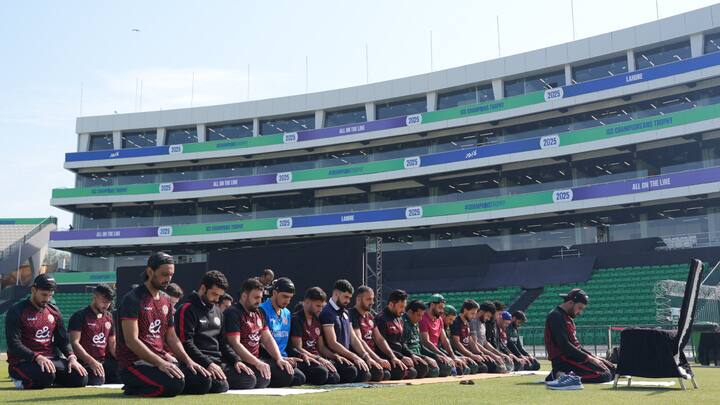 बोर्ड की तरफ से तस्वीरें शेयर करते हुए बताया गया कि अफगानिस्तान टीम ने पाकिस्तान की ए टीम के खिलाफ वॉर्मअप मुकाबला खेलने से पहले एक साथ शुक्रवार की नमाज लाहौर के गद्दाफी स्टेडियम में अदा की.