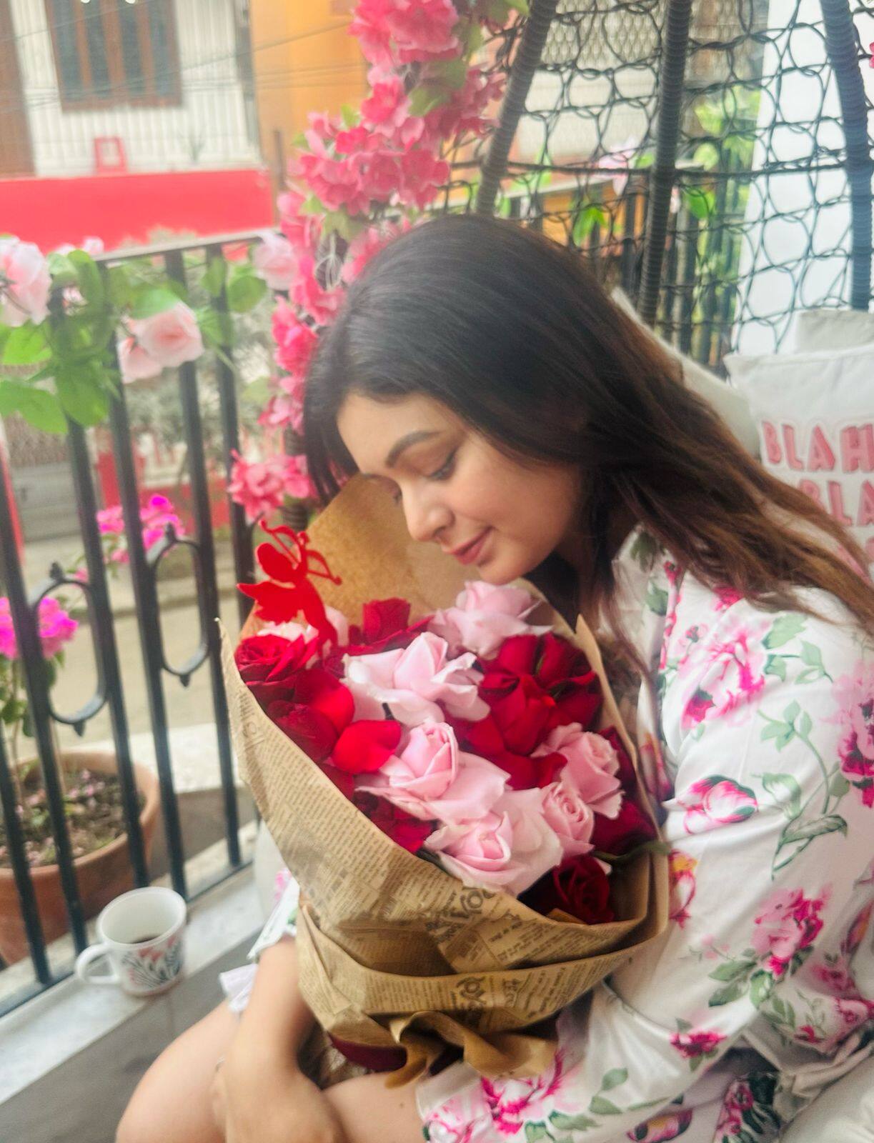 Ritabhari Chakraborty: পায়ে গুরুতর চোট, শ্যুটিং বন্ধ! প্রেমিকের পাঠানো গোলাপই ঋতাভরীর ভ্যালেন্টাইন